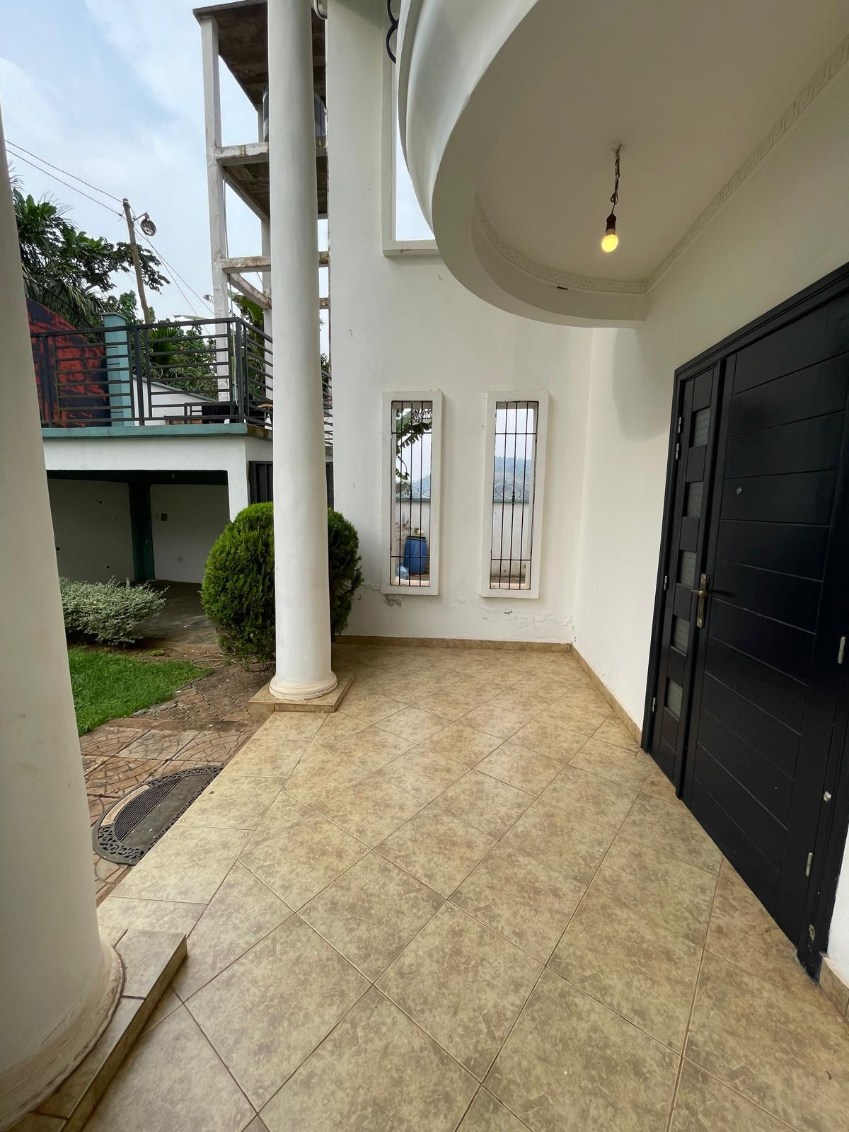 Entrée avec colonnes du triplex Febe Village