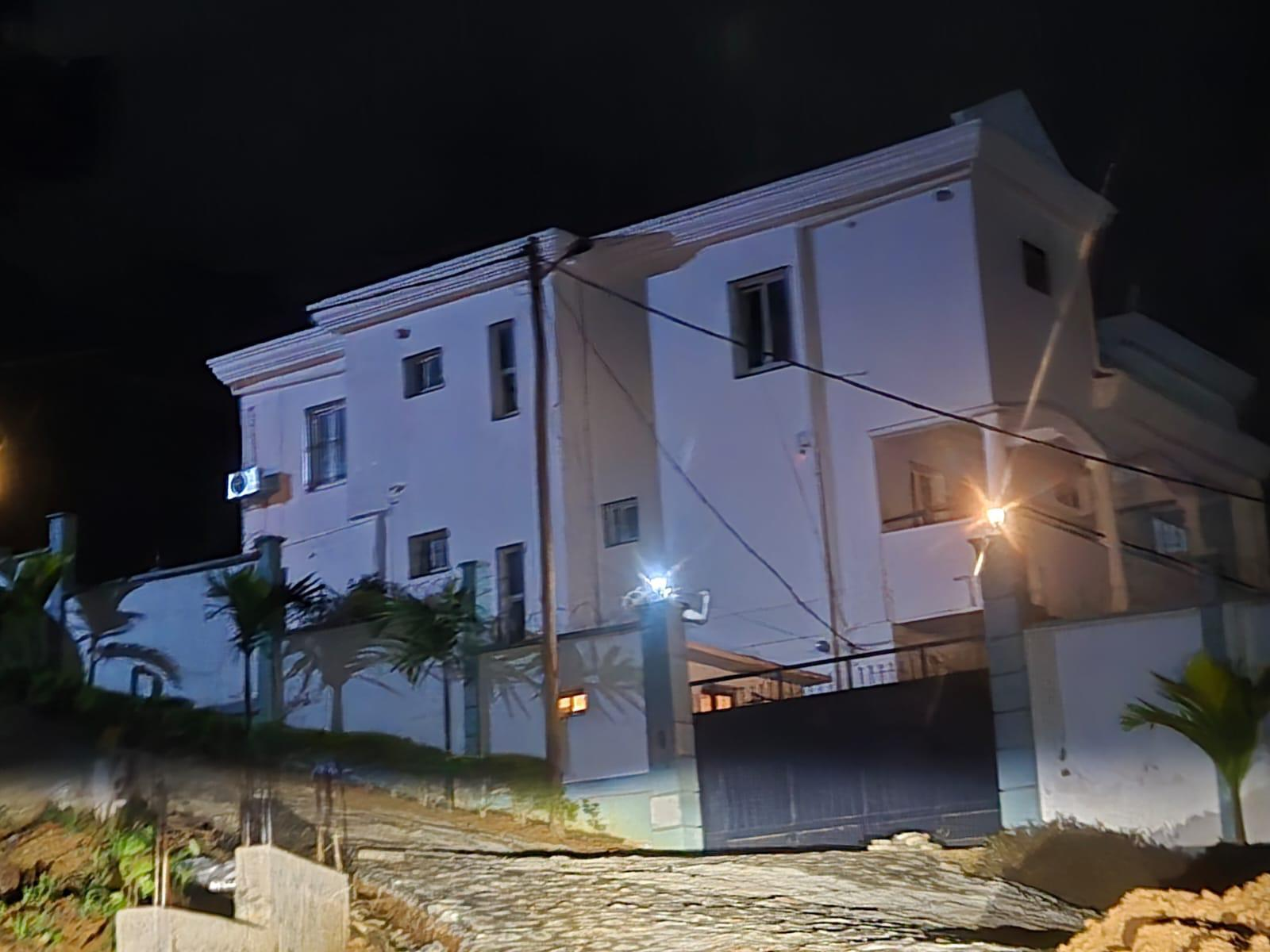 Façade de nuit du triplex Febe Village