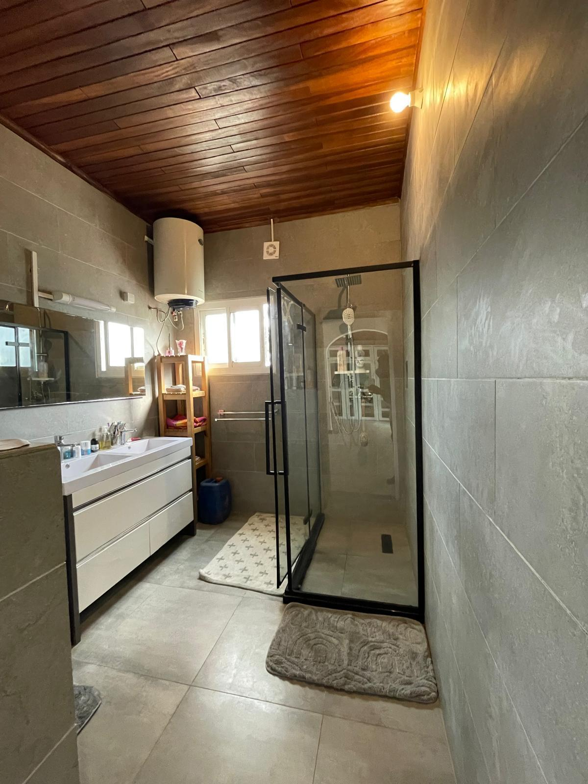 Salle de bain moderne du triplex Febe Village
